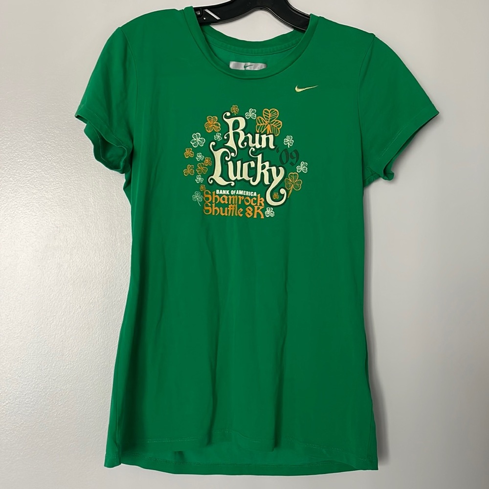 Vintage Nike women’s sport tee from Chicagos Shamrock Shuffle! Like new!